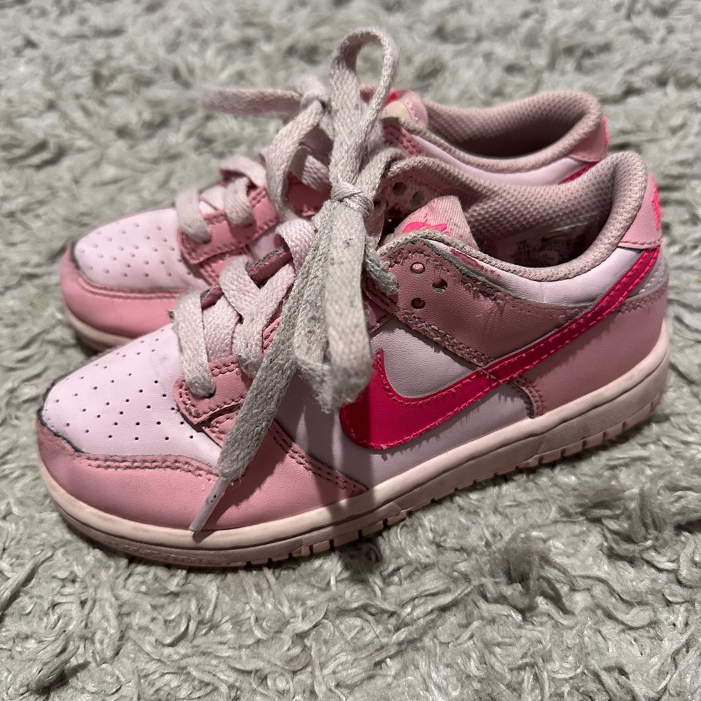 Nike Pink Sneakers Low-Top Design